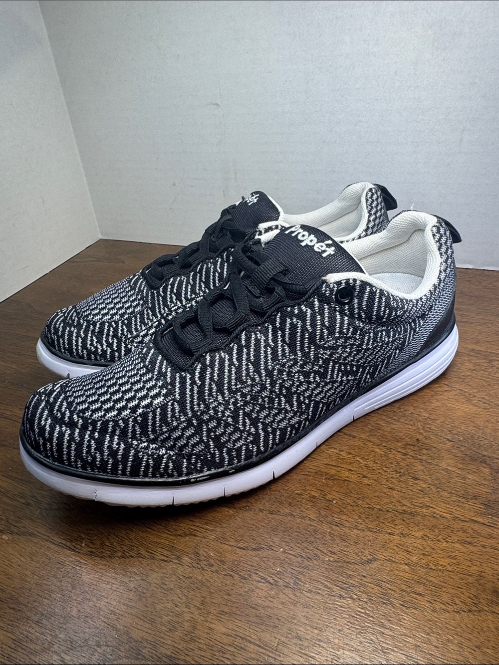 NWOT Propet Womens TravelFit Pro Sneakers, Black & White Knit, sz 6.5